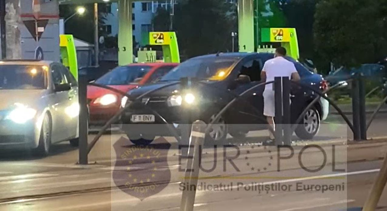 Șoferul unui Logan, bătut în trafic de bărbat care conduce un BMW. Atacatorul s-a năpustit asupra lui cu o crosă de golf, iar iubita a lovit cu picioarele mașina victimei | VIDEO