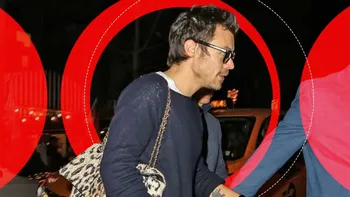 Și băieții poartă genți câteodată! Harry Styles demonstrează că acest accesoriu nu e doar pentru femei
