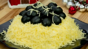 Salata "Perla neagră", un deliciu de Revelion! Se spune că vei avea un 2023 plin de noroc, dacă o ai pe masă