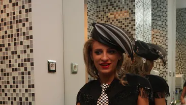 Scene hilare cu Sanziana Buruiana, in masina. S-a scarpinat la nas, dupa care a dus mana la... gura