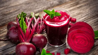 „Nu mai consumați suc de sfeclă!”. Avertismentul medicilor după ce tot mai mulți pacienți ajung cu glicemii crescute: „E o bombă de carbohidrați lichizi”