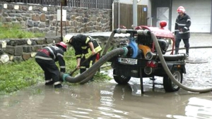 Pompierii, în alertă din cauza furtunilor! 18 judeţe au fost afectate de ploi torenţiale