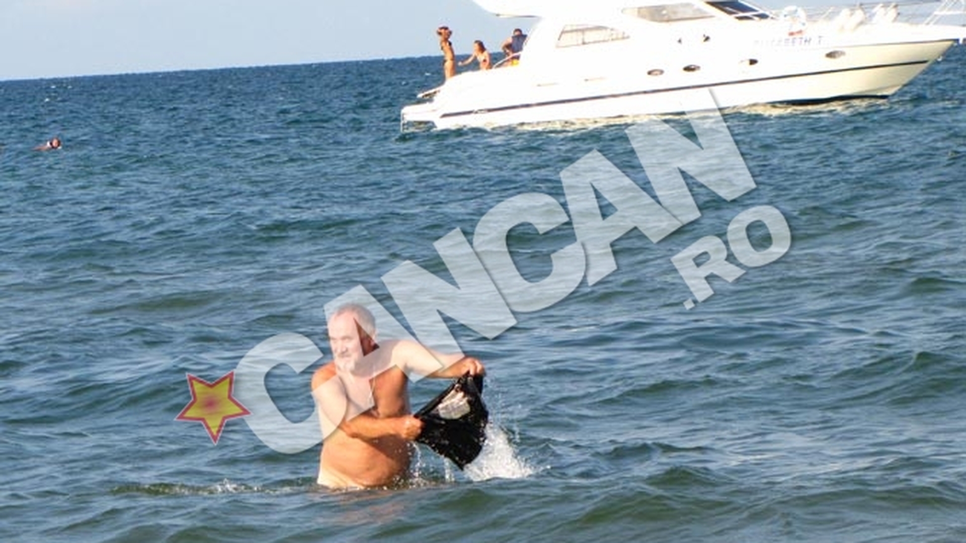 Welcome to Saint Tropez...de Romania! Imaginea care te va face sa iubesti Mamaia - Un batranel exhibitionist se dezbraca si isi spala chilotii in mare langa un iaht - Da-l pe Facebook
