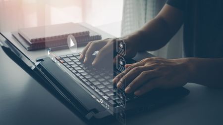 Cozile de la ghișee se mută în online. Cum primești număr de ordine și cum știi că e rândul tău