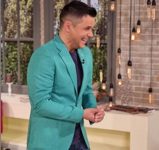 Cine este puștiul de-o șchioapă de lângă tatăl său? Acum e celebru la Pro TV