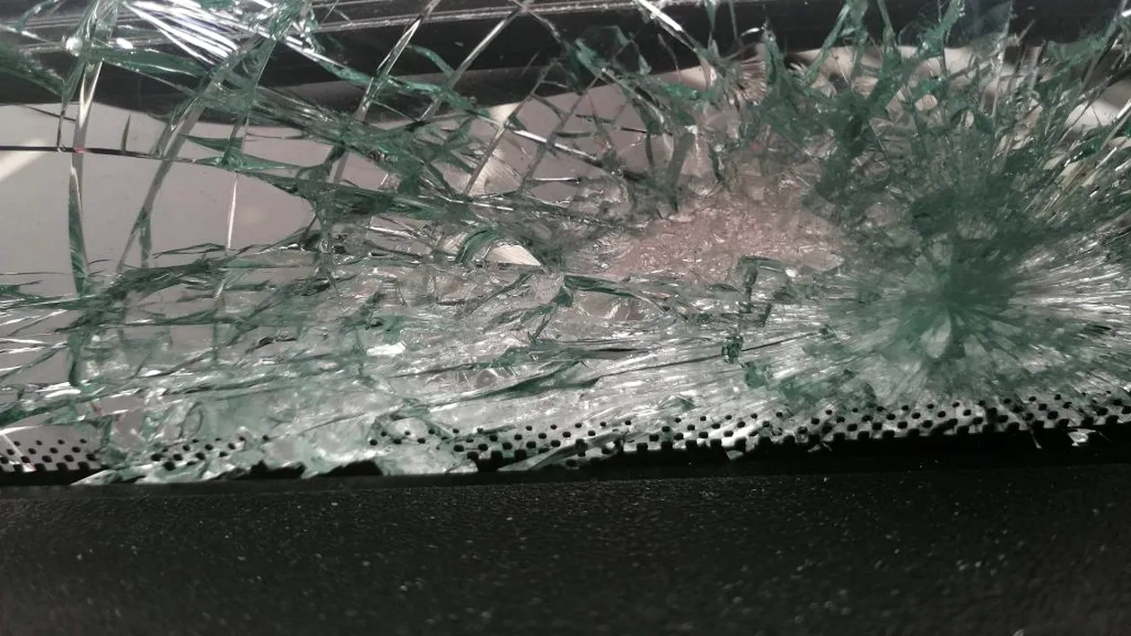 Şofer român de TIR atacat de zeci de migranţi, pe autostradă, în Franţa: Au vrut să intre în cabină