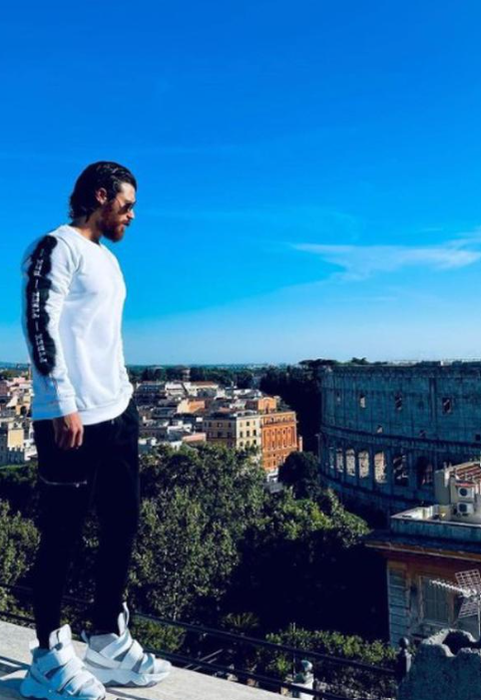Cum arată casa spectaculoasă a lui Can Yaman din Italia, cu piscină infinity? Imagini rare