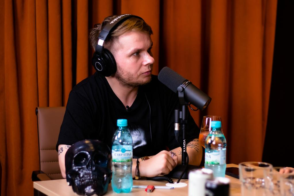 Codin Maticiuc, în timpul podcast-ului "La mijloc"/ Sursă foto: captură video