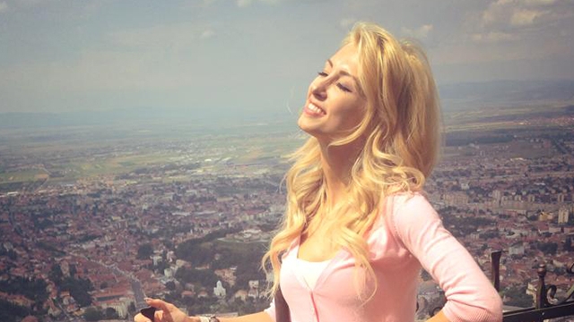 Nu mai e o fata cuminte! Andreea Balan s-a cocotat pe un munte si si-a ridicat rochita: "Ce te-as escalada vreo 3 ore!"