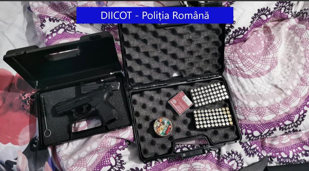 Rețea de traficanți de droguri compusă din luptători MMA, destrămată. Ce au ridicat polițiștii după percheziții