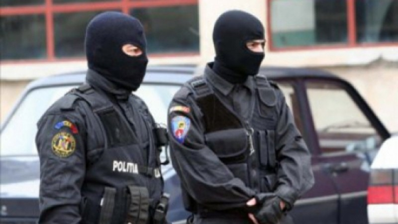 Polițist băcăuan, condamnat la 7 ani și opt luni de închisoare pentru că lua șpăgi de mii de euro și bătea suspecții