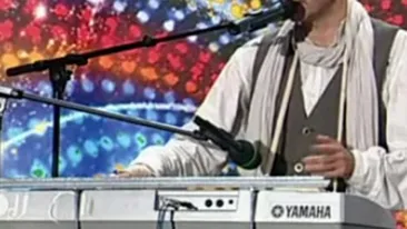 VIDEO El e omul-orchestra! Canta la dinti, la falci, la orga si la muzicuta! Mihai Petre s-a plictisit instantaneu!