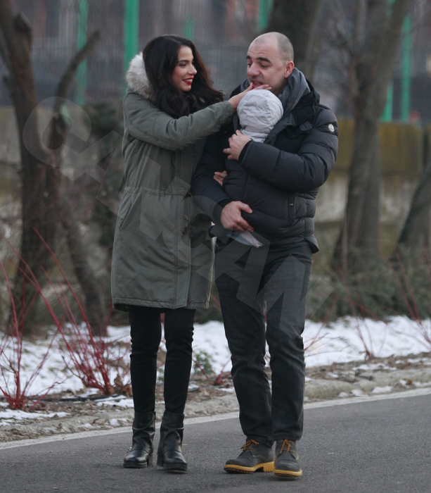 Primele imagini cu ”fata de la Loto” + soţul & bebeluşul de o lună! Ce familie fericită…
