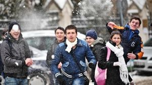 Elevii, singurii care se bucura de zapada si ger! Cursurile, SUSPENDATE si vineri! De luni se intra in VACANTA intersemestriala!