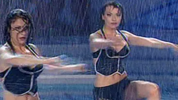 VIDEO Ude si sexy! Cheeky Girls au sucit mintile barbatilor! Vezi un dans provocator!