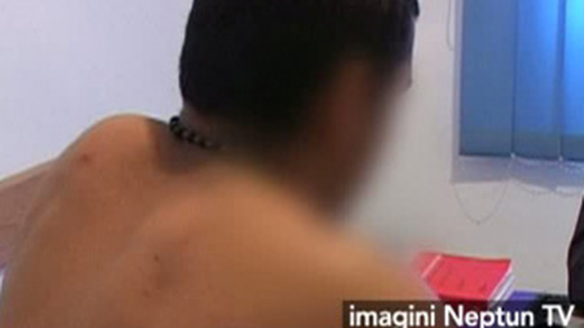 VIDEO L-a dat afara din casa dezbracat complet! Iubita crede ca i-a furat 10.000 de euro si l-a pedepsit!