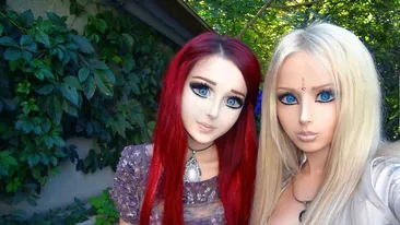 VIDEO Ca-n telenovele! Păpuşile umane s-au luat la bătaie pentru supremaţie. Din prietene au devenit cele mai mari rivale