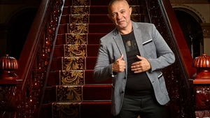 Nicolae Guță, apariție de senzație la un concert. Ce „coroană” a purtat „regele”