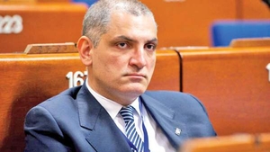 Mai mult ca sigur ca nu-l recunosti! Damian Draghici a slabit, s-a tuns periuta si s-a lasat de muzica! Uite cu ce se ocupa acum