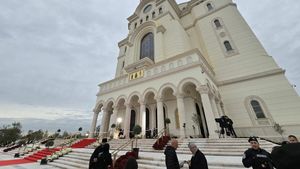 Incident NEAȘTEPTAT la sfințirea Catedralei Mântuirii Neamului! Un bărbat a fost reținut de jandarmi