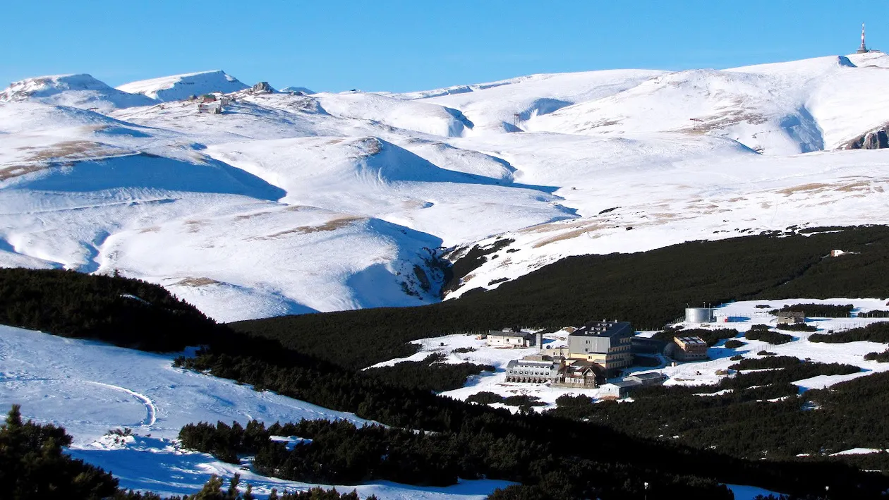 Un tată cu fiul lui de patru ani au fost salvaţi de jandarmi, din Munţii Bucegi