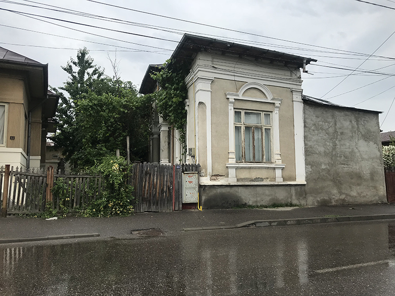 Casa de la Râmnicu Sărat, localitate unde locuiește mama Rozaliei