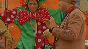 In sfarsit, Andreea Tonciu este in elementul ei! S-a deghizat in clovn si s-a certat cu politia din Venetia!
