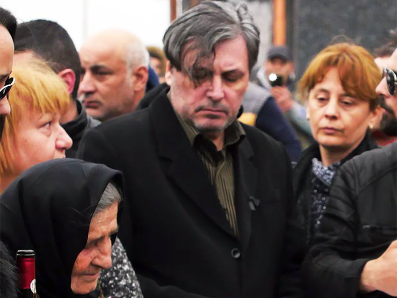 Cornel Galeş s-a fotografiat alături de o femeie la două luni şi jumătate de la moartea Ilenei Ciuculete. Cum au reacţionat fanii