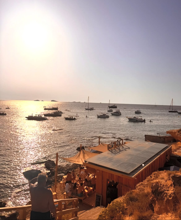 Natalia Mateuț, spectacol pe plajă în Ibiza. Fotografiile în costum de baie au făcut furori
