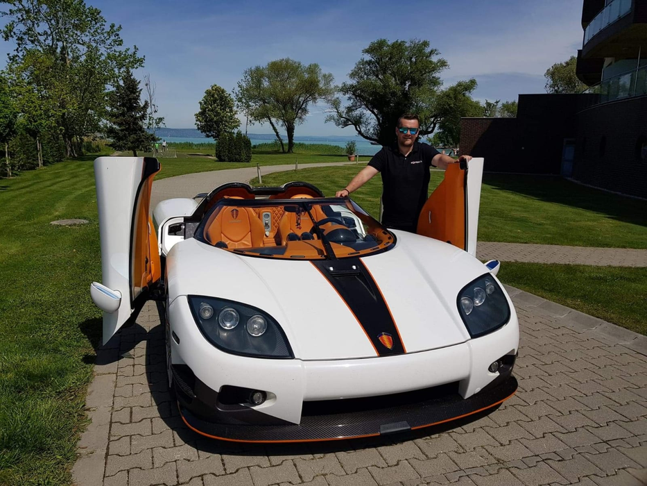 El e primul român care conduce bolidul Koenigsegg CCXS, mașină unicat de 1,2 milioane de euro