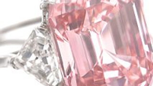 Un inel cu diamant roz, cea mai scumpa bijuterie din lume!