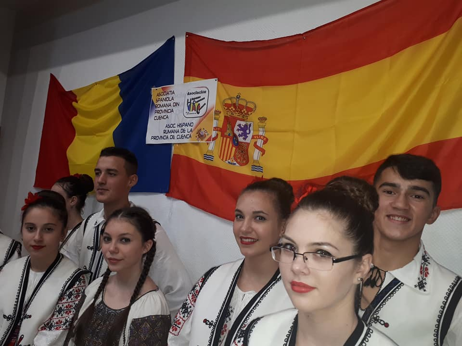 O mică parte dintre tinerii care formează Ansamblul "Cununa Bărăganului"