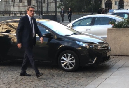 Apariţia lui Victor Ciorbea la birou, acolo unde lucrează ca Avocat al Poporului, declanşează o adevărată desfăşurare de forţe din partea angajaţilor