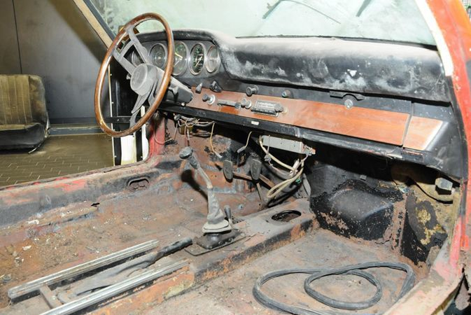 Un bărbat a ţinut timp de 20 de ani o „epavă” a unui Porsche în garaj, apoi a primit un telefon! Câţi bani a primit în schimbul maşinii şi cum arată acum