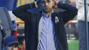 Marius Ianuli vrea cu orice pret sa scape de porecla de "Manache"! Bossul stelist a agatat o bruneta focoasa, in club!