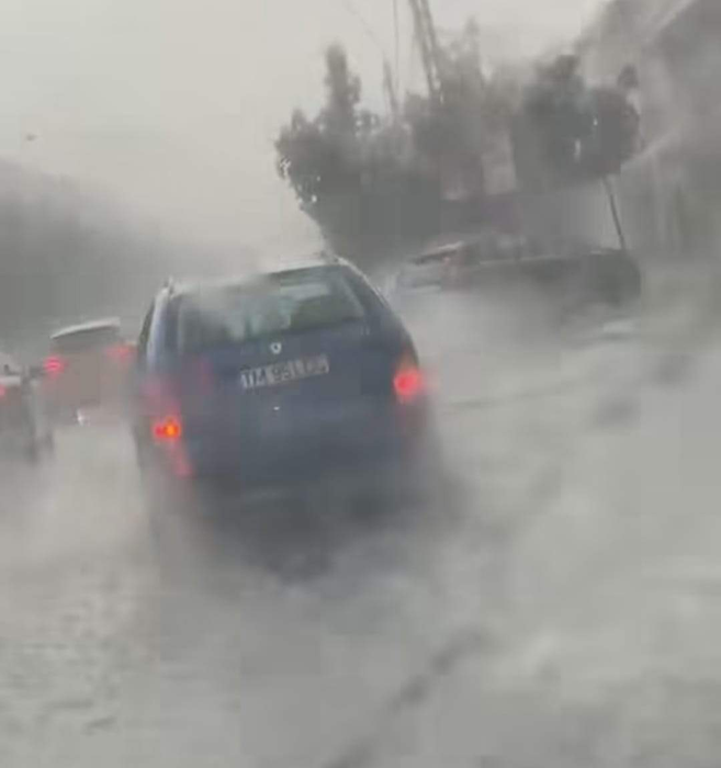 Vremea extremă a lovit mai multe orașe din România. Vijeliile au smuls acoperișuri și au inundat străzile