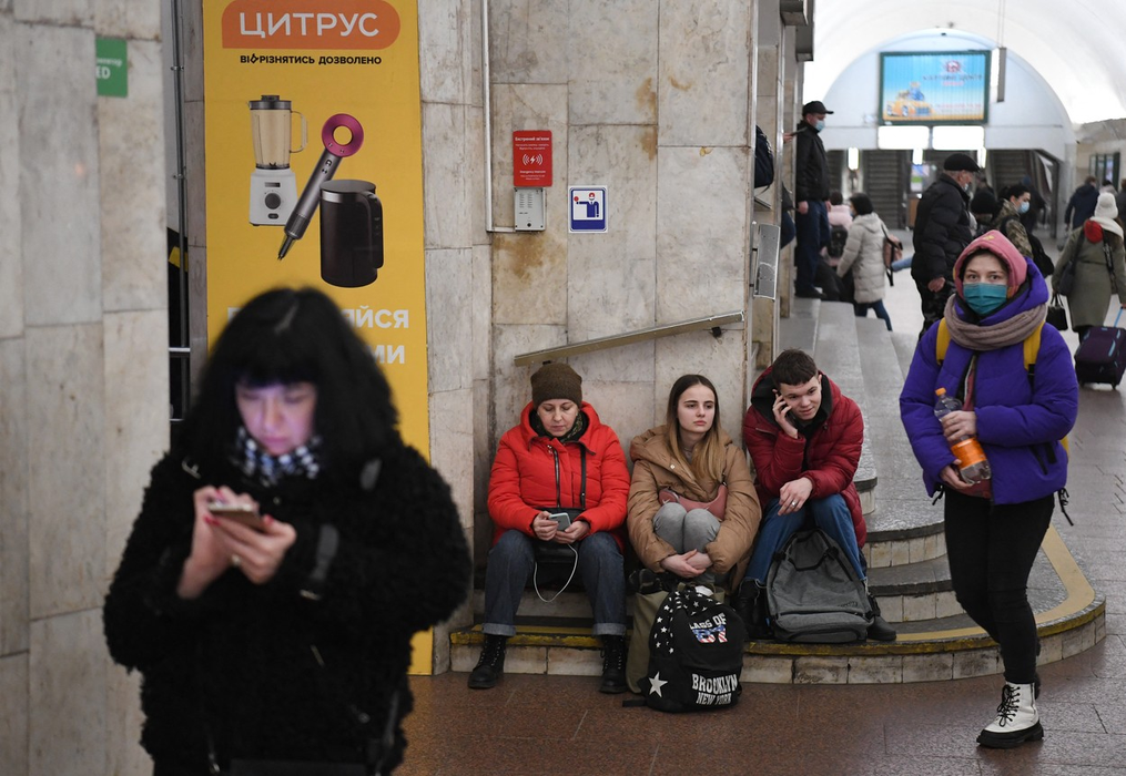 Oamenii se adăpostesc într-o stație de metrou din Kiev, în dimineața zilei de 24 februarie 2022, după ce a fost dată alarma. (Sursa foto: profimedia.ro)