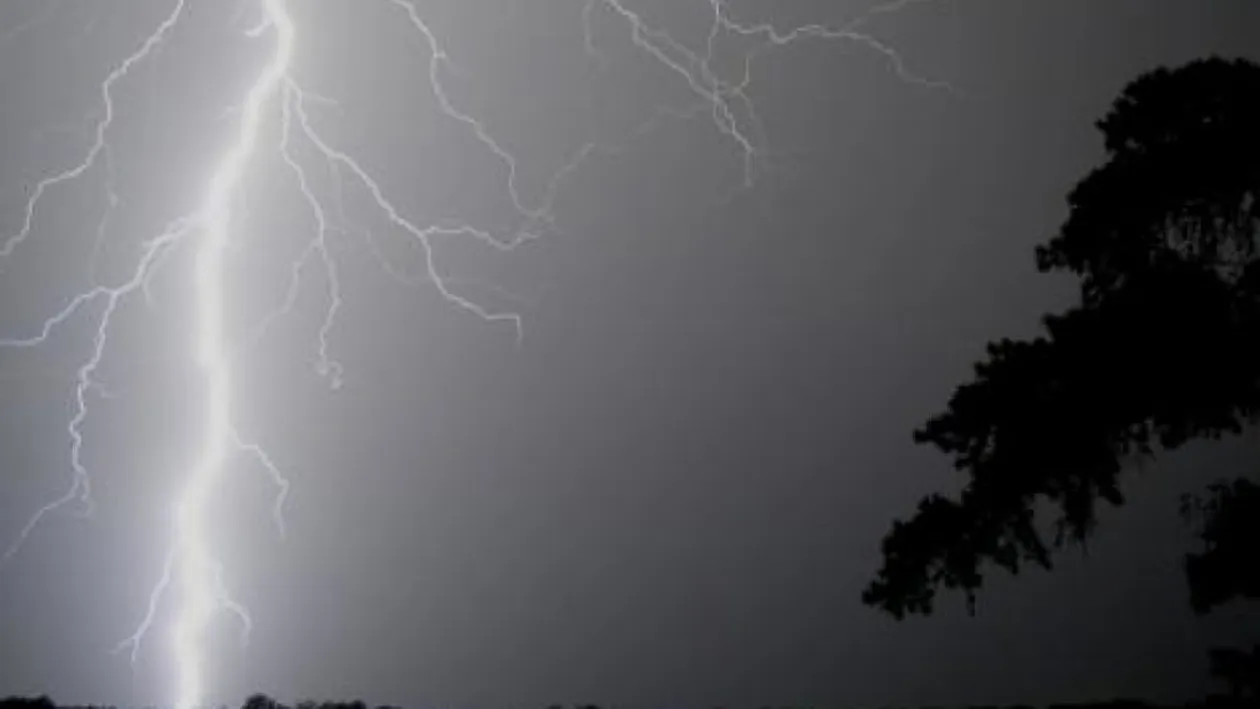 Situație la limită! 17 turişti români şi străini sunt blocaţi în Munţii Rodnei. Unul dintre ei a fost lovit de fulger