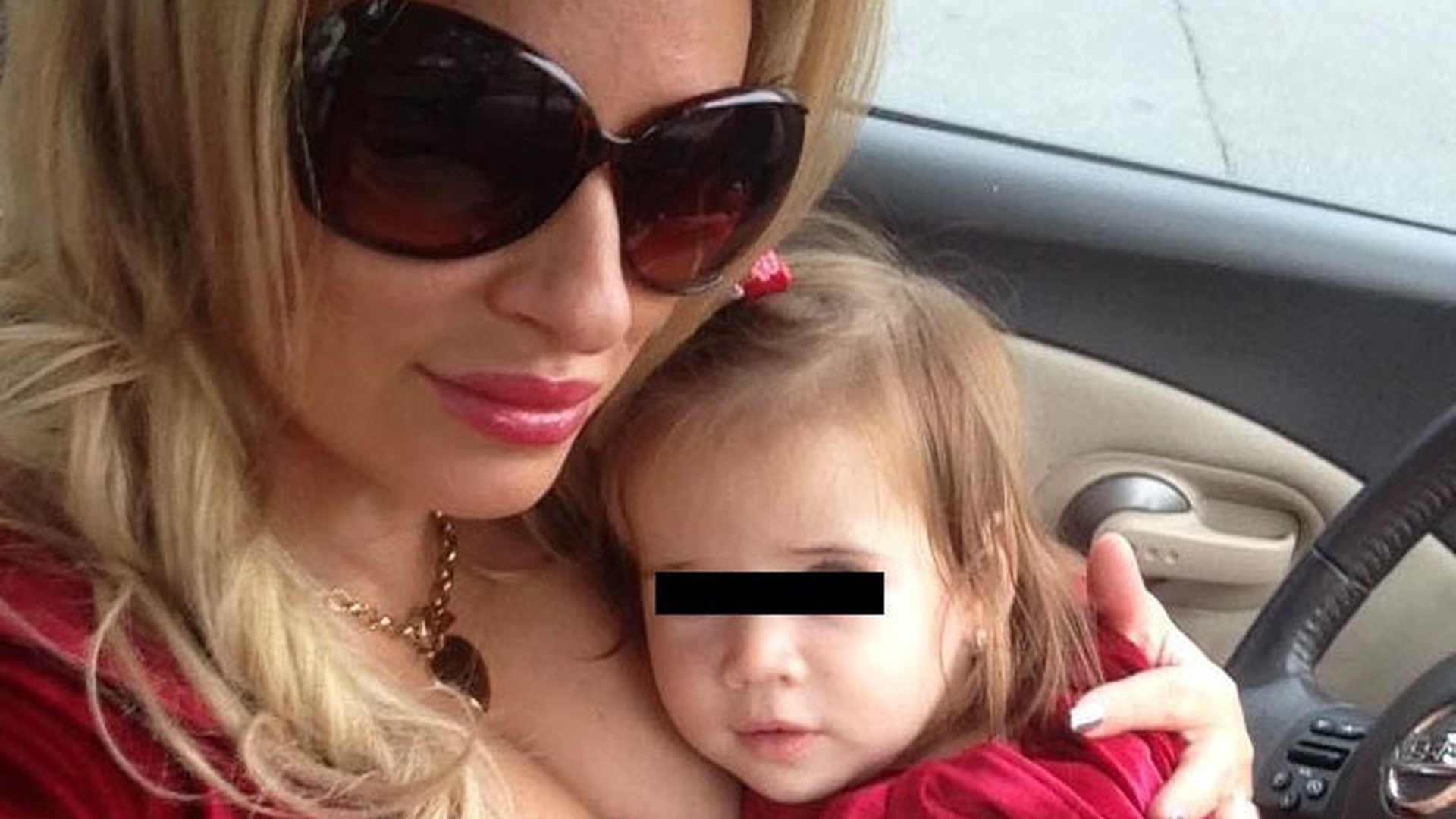 E nebunie curată! După Beyonce de România, Sânziana Buruiană i-a pus şi ea fiicei sale perucă