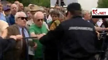 VIDEO Pensionarii au fortat gardurile de protectie si au ajuns in fata intrarii de la Palatul Cotroceni!