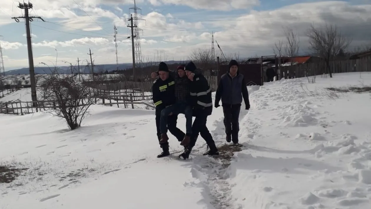 Intervenție grea în Mehedinți. Bărbat dus pe brațe de pompieri o jumătate de kilometru, pentru că drumul spre ambulanță era înzăpezit