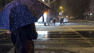 Brrrr, ţi se pare cam frig pentru noiembrie? Vezi cât de tare scad temperaturile în următoarele 2 săptămâni şi dacă ninge!