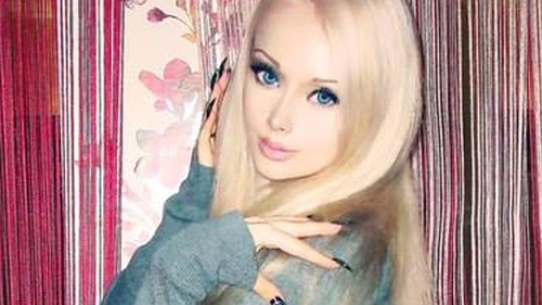 Adevarata fata a femeii Barbie! Cum arata de fapt in realitate, fara pic de machiaj, imbracata doar cu un top, la sala!