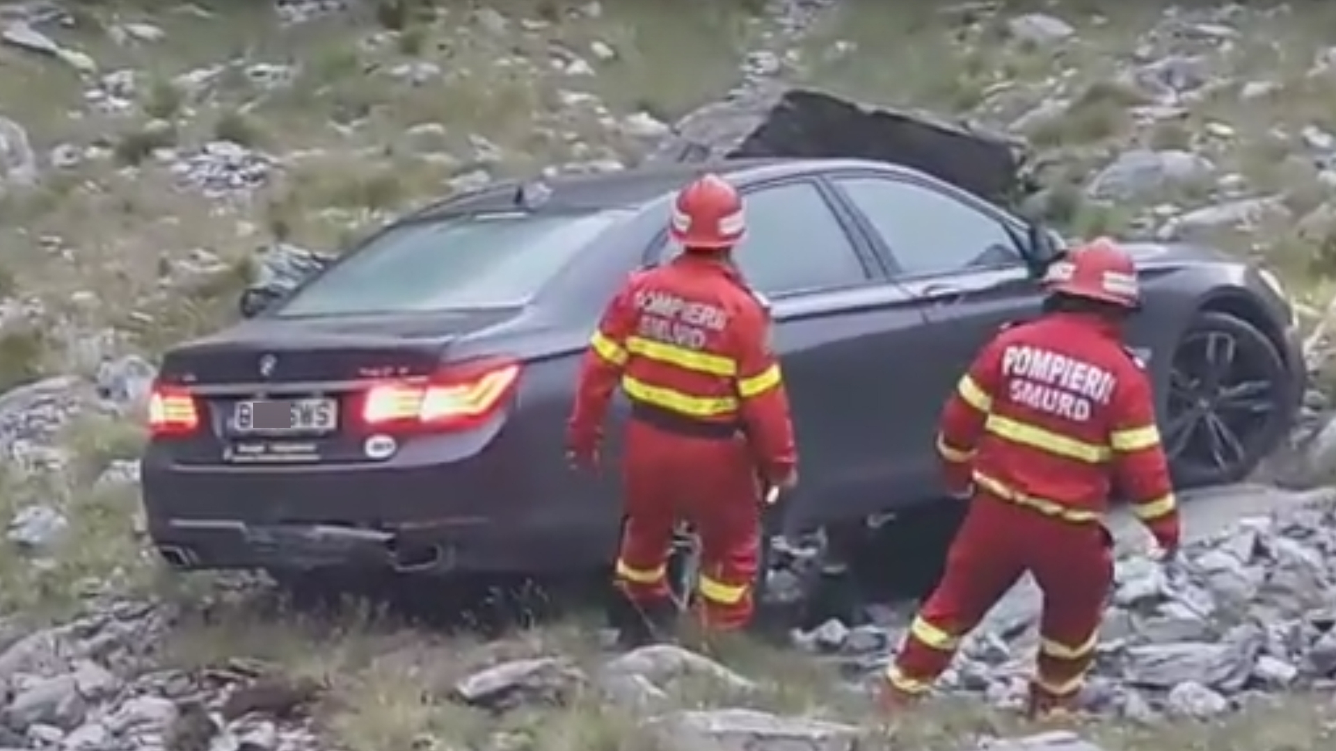 A coborât din BMW să facă poze şi... Ce i s-a întâmplat bărbatului care a uitat să tragă frâna de mână pe Transfăgărăşan