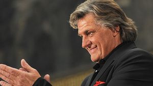 El este noul Florin Piersic! Vezi ce cantaret celebru a inceput sa semene cu marele actor