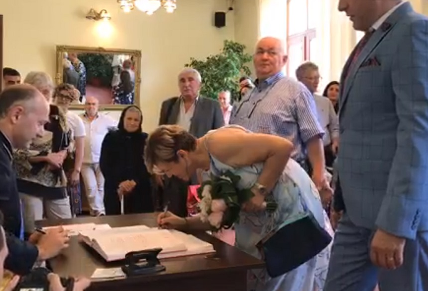 Nicoleta Voica s-a căsătorit la 62 de ani. Primele imagini de la cununia civilă