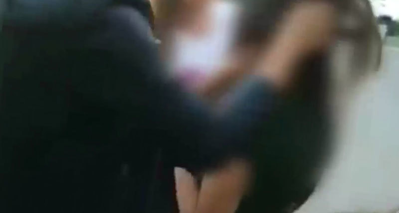 Adolescenta este lovită cu bestialitate de cele două colege