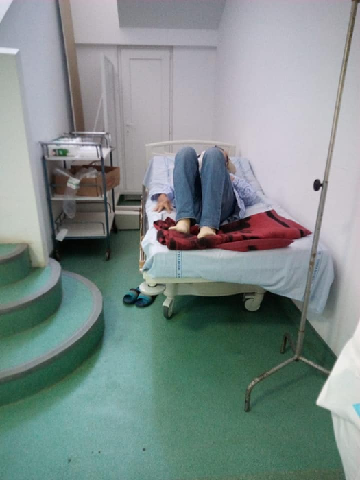 Imagini dure! Pacienții Covid-19 de la Institutul Marius Nasta, tratați pe holurile spitalului. Sistemul medical, în pragul colapsului. „Nu mai fac față”