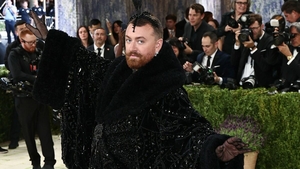 Sam Smith naște controverse din nou la Met Gala 2026. Ținuta artistului a ridicat din nou sprâncene în mediul online