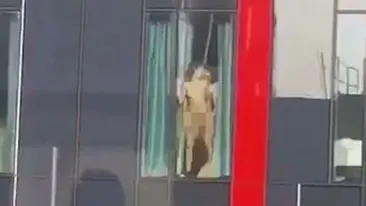 VIDEO / Un birou cu ”vedere”! Cuplu, filmat în timp ce făcea AMOR la geamul unei camere de hotel din Londra